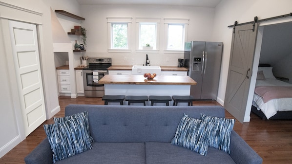 Welcome to our 1 bedroom carriage house in trendy, walkable East Nashville!