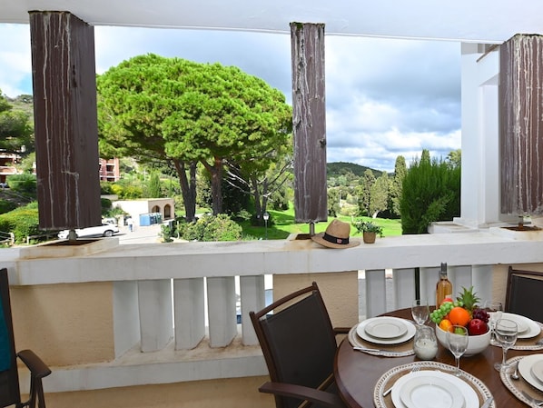 Table, Property, Furniture, Tableware, Plant, Sky, Building, Azure, Food, Dishware