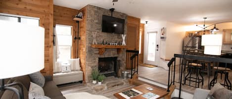 Open layout to enjoy company between the living room & kitchen