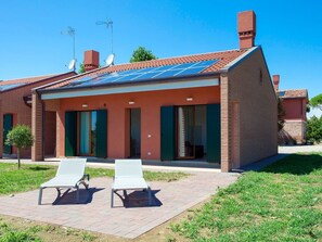 Cielo, Nube, Comida, Planta, Vajilla, Mesa, Ventana, Montaña, Fruta, Madera