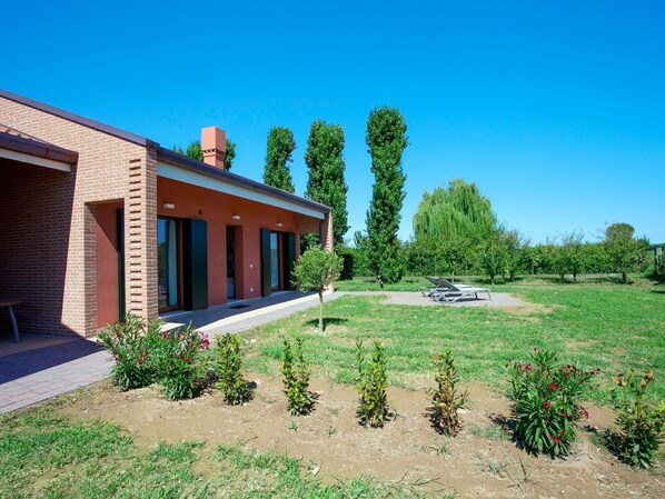 Cielo, Nube, Comida, Planta, Vajilla, Mesa, Ventana, Montaña, Fruta, Madera