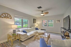 Living Room | Single-Story Home | 55" 4K Smart TV | Free WiFi