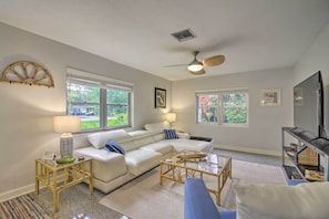 Living Room | Single-Story Home | 55" 4K Smart TV | Free WiFi