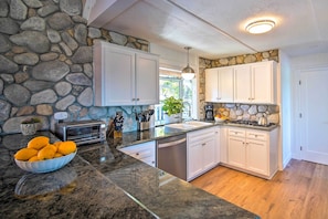 Kitchen | Fully Equipped w/ Cooking Basics