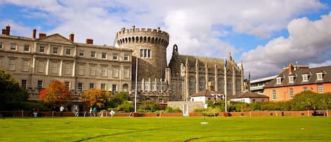 Dublin Castle: only 16 minutes away! (1.4 km)