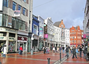 Grafton Street: only 03 minutes away! (228 m on foot)