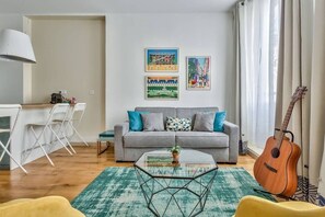 Living room - Seated area