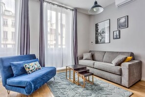Living room - Seated area