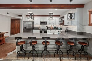 Unwind and relive the magic of your Montana adventures at our 6-seater island. Our fully stocked kitchen awaits, ready to fulfill all your culinary desires. Create lasting memories as you cook and reminisce about your day's adventures