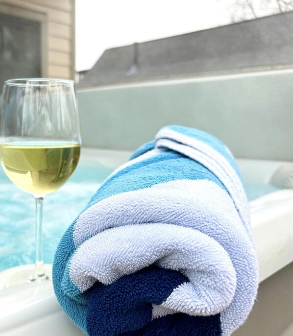 Unwind in our six-person hot tub after a day of exploring Glacier National Park, skiing, or biking. Relax, rejuvenate, and soak in the stunning surroundings