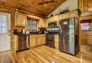 Smoky Mountain Dollywood Cabin "Just Hanging Out" - Fully furnished kitchen