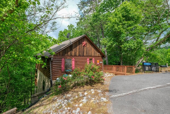 Pigeon Forge Dollywood Cabin "Just Hanging Out"