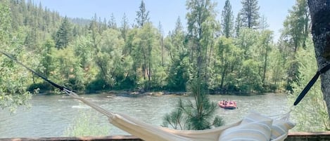 Breathtaking views right on the Rogue River! Only 1 hour to Crater Lake National Park!