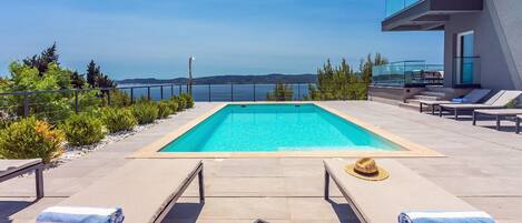 Pool. NEU! Sehr luxuriöse und stilvolle Villa IPONI mit privatem Pool, Sauna und Fitnessraum