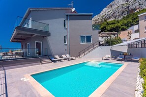 External view of the building. Private 32msq pool with 7 comfortable lounge chairs and open sea view