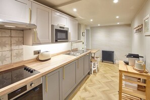The Salt Nook, Whitby - Host & Stay