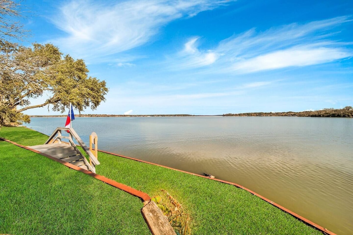 Lone Star Peninsula- Stunning Waterfront Retreat