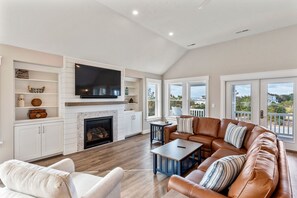 CC420: Shell's By The Seashore | Top Level Living Area