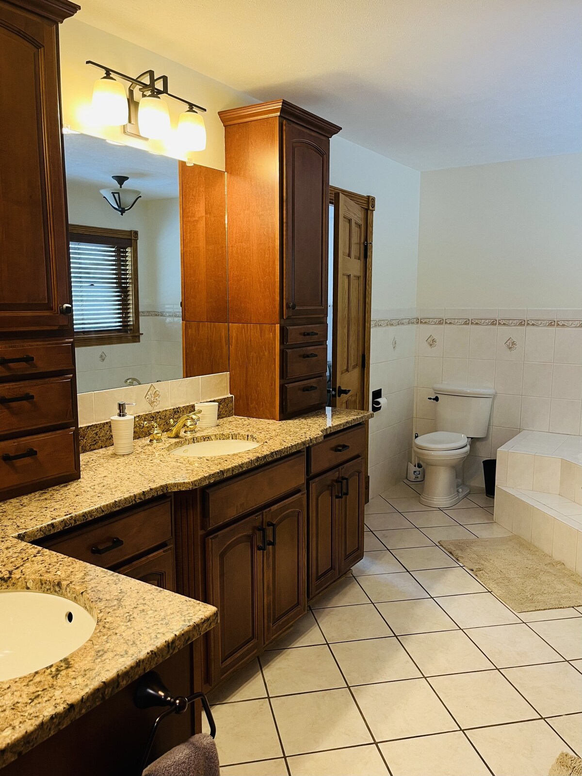 Beautiful, 5 bedroom, waterfront property on Cayuga lake!