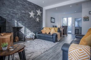 Hawtree Cottage - 2 Bedroom Cottage - Tenby (22054)
