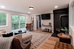 Living Room | 50" Smart TV | Wood Burning Fireplace | Board Games