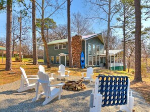 Build a fire, enjoy s'mores, play connect 4 all w/ a beautiful view of the lake