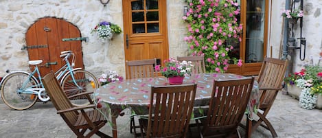 Terrasse avec mobilier de jardin, barbecue