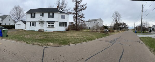 White house is 30
Short walk down the road to ocean straight ahead
