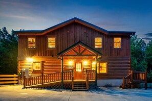 Beautiful cabin - Large and spacious for large group gathering