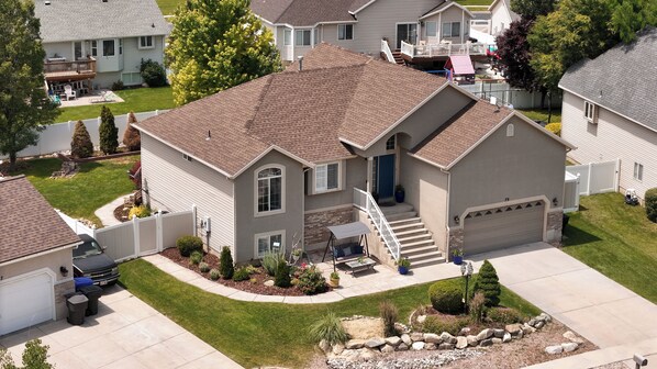 Beautiful, Extremely Spacious Home in Beautiful Farmington, Utah