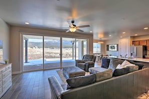 Living Room | Gas Fireplace | Single-Story Home