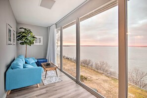 Sitting Area | Lake Views