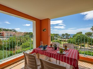 Nuage, Ciel, Propriété, Jour, Plante, Bâtiment, Table, Ombre, Arbre, Chaise
