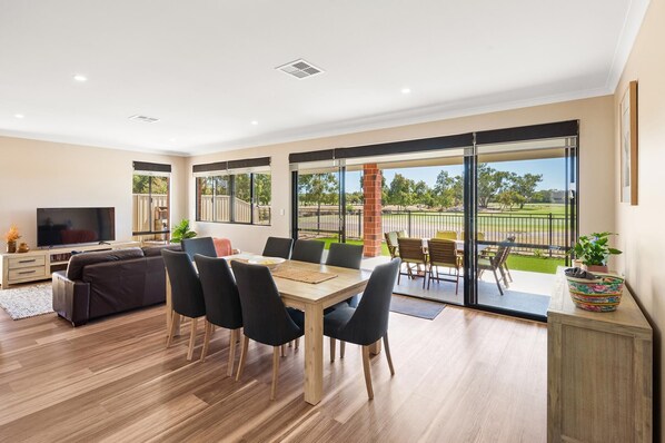 The Links - fairway views, walk to town, air-con (413)