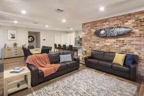 The Links - fairway views, walk to town, air-con (405)