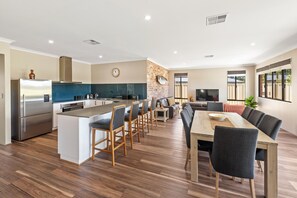 The Links - fairway views, walk to town, air-con (415)