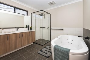The Links - fairway views, walk to town, air-con (393)