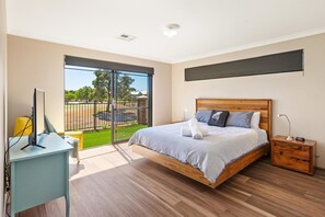 The Links - fairway views, walk to town, air-con (416)