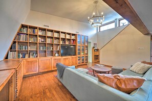 Living Room | Smart TV | Books | Board Games