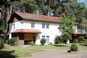 Doppelhaus mit zwei Erdgeschoss- und zwei Obergeschosswohnungen