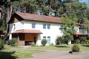 Doppelhaus mit zwei Erdgeschoss- und zwei Obergeschosswohnungen