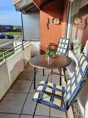 Balkon mit Blick zum Deich