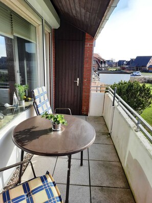 Balkon mit Blick zum Deich