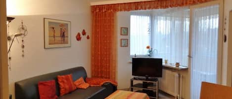 Wohnzimmer mit Zugang zur verglasten Loggia