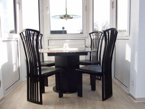 Wohnzimmer mit Essplatz für 4 Personen