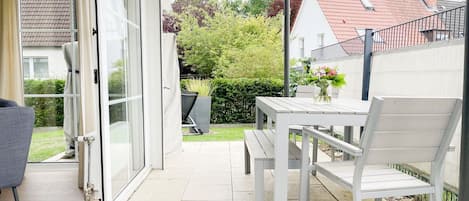 Südterrasse mit eingezäuntem Garten