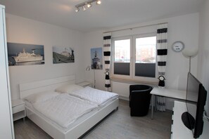 Schlafzimmer 1 mit Doppelbett