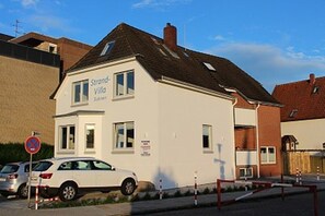 Aussenansicht mit den PKW Stellplätzen vor dem Haus
