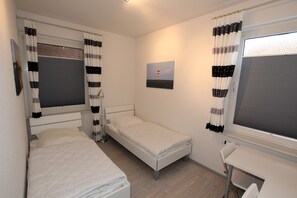 Schlafzimmer 2 mit 2 Einzelbetten