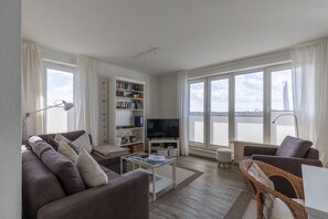 Wohnzimmer mit Zugang zum Balkon